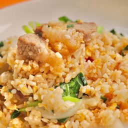 ข้าวผัดหมูกรอบ