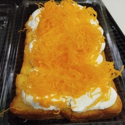ขนมปังปิ้งวิปครีมฝอยทอง