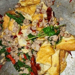 กะเพราหมูสับไข่เจียวราดข้าว