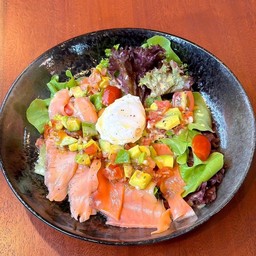 smoked salmon with hollandaise sauce salad