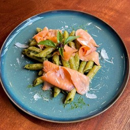 penne pesto sauce with smoked salmon