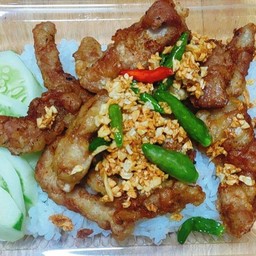 ข้าวหมูทอดกระเทียมพริกสด