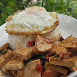 ผัดกะเพราไก่ยอพริกไทยดำ