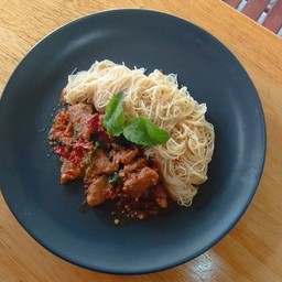 กระเพราเนื้อตุ๋น(พริกแห้ง)เส้นหมี่