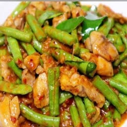 ผัดพริกแกงไก่