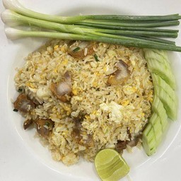 ข้าวผัดหมูกรอบ