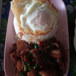 กระเพาหมูกรอบไข่ดาว