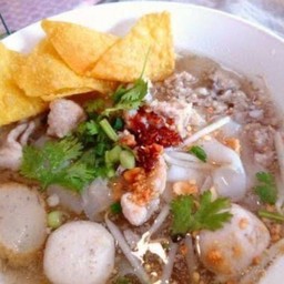 ก๋วยเตี๋ยวเนื้อ-หมู-เย็นตาโฟ (รถแดงสาย4เจ้าเก่า)