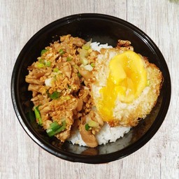 ข้าวไก่กระเทียมพริกไทย & ไข่ดาว สูตรคุณแม่