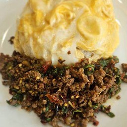 กระเพราเนื้อพริกแห้งไข่ข้น