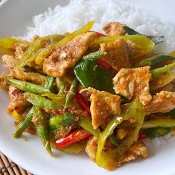 ข้าวผัดพริกแกง