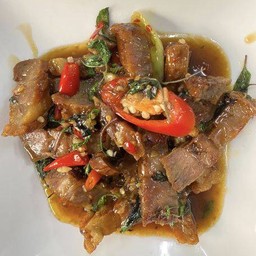 กระเพราหมูกรอบ