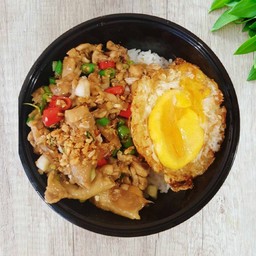 ข้าวไก่กระเทียมพริกไทย พริกสดแดงเขียว & ไข่ดาว สูตรคุณแม่