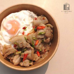 ข้าวสามชั้นสไลซ์ผัดพริกขี้หนู - ฟรี ไข่ดาว