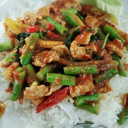 ข้าวผัดพริกแกงไก่