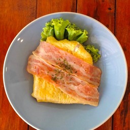 Egg Toast หน้าเบคอนไก่