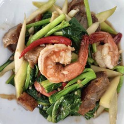 คะน้ากุ้งหมูกรอบ