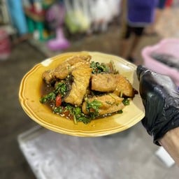 ผัดกระเพราปลากระพง