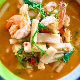 แกงคั่วยอดมะพร้าวใส่กุ้ง