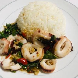 ข้าวหมึกกะเพรา