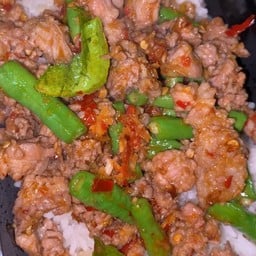 ผัดพริกแกงเนื้อสับราดข้าว