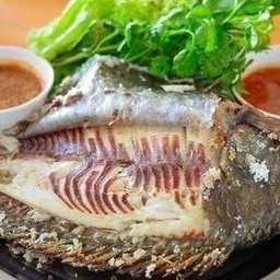 ปลานิลเผาใหญ่ + ชุดผัก