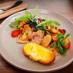 A O P Ham &Hot Dog (ผัดผริกแห้งนำ้มันมะกอกแฮมฮอทดอก)