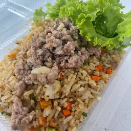 ข้าวผัดวุ่นวาย + หมูสับบบ