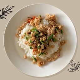 กระเพราหมูสับราดข้าว