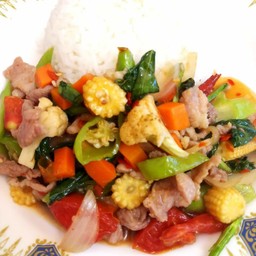 ผัดผักรวมหมูชิ้นราดข้าว