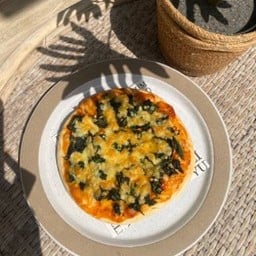 Pizza ผักโขมอบชีส