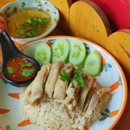 ข้าวยำไก่แซ่บ  กะเพราไก่กรอบ ไก่แซ่บน้องเจ้ย