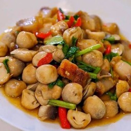 ผัดเห็ดฟางหมูกรอบราดข้าว ใส่พริก
