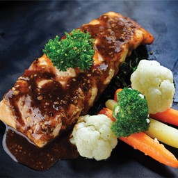 ปลาแซลมอนย่างกับไวน์ขาวและพริกไทยดำ