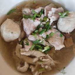 บะหมี่หมูหมักลูกชิ้นพิเศษ