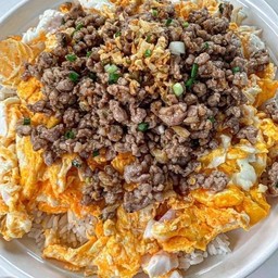 ข้าวกระเทียมสด หมูสับ!  (ควรสั่งไข่ยู่ยี่ หรือ ไข่ข้นกินด้วย)