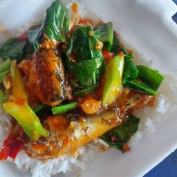 Stir Fried Kale With Canned Fish