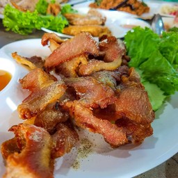 คอหมูทอดน้ำปลา