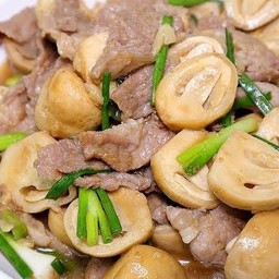 ผัดเห็ดฟางหมูราดข้าว