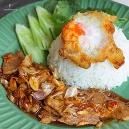 หมูกระเทียมบรรลือโลก