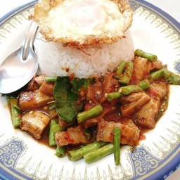 พริกแกงหมูกรอบราดข้าว