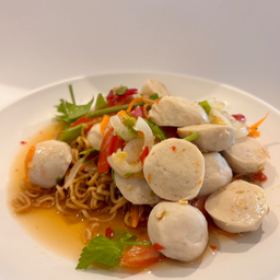 ยำมาม่าลูกชิ้น