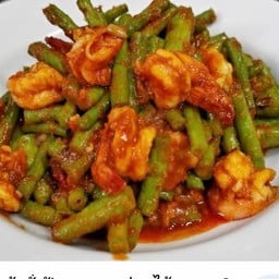 ผัดพริกแกงถั่วฟักยาวกุ้ง กับข้าว