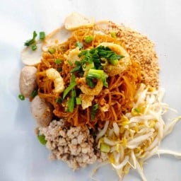 หมี่คลุกวินเทจ&ก๋วยเตี๋ยวแห้งโบราณ