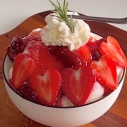 ไอศครีมกะทิโบราณใส่สตอเบอรี่