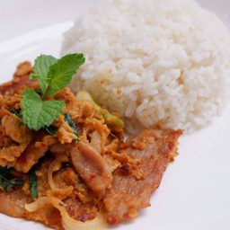 ผัดผงกระหรี่ราดข้าว