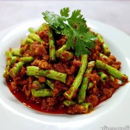 ผัดพริกแกงถั่วฟักยาวหมู กับข้าว