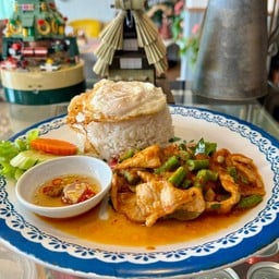 ข้าวผัดพริกแกง+ไข่ดาว