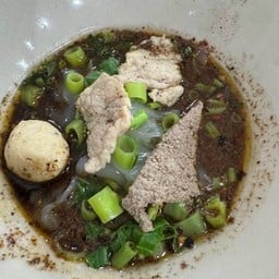 เส้นใหญ่หมูน้ำตก