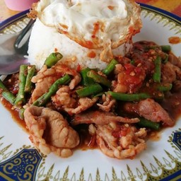 ผัดพริกแกงหมูชิ้นราดข้าว